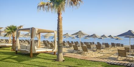 Stranden vid hotell Minoa Palace resort & Spa i Platanias på Kreta, Grekland.