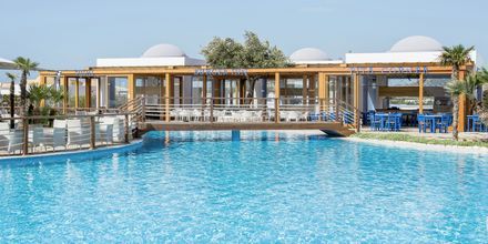 Poolområdet på hotell Mitsis Blue Domes Resort & Spa på Kos, Grekland.