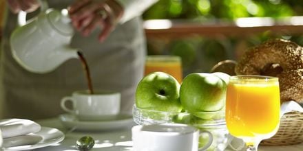 Frukostservering på hotell Mitsis Ramira Beach Hotel i Psalidi, Kos.