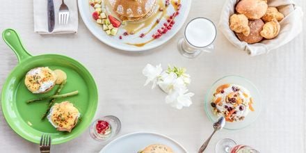 Brunch på hotell Mitsis Ramira Beach Hotel i Psalidi på Kos, Grekland.