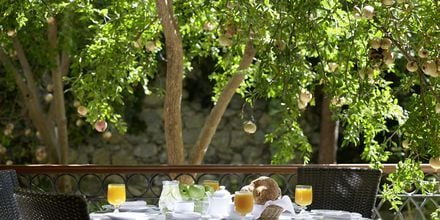 Frukostservering på hotell Mitsis Ramira Beach Hotel i Psalidi, Kos.