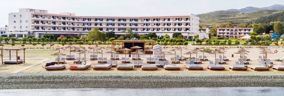 Stranden vid hotell Mitsis Ramira Beach Hotel i Psalidi, Kos.