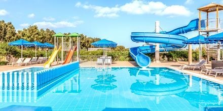 Poolområdet på hotell Mitsis Ramira Beach Hotel i Psalidi på Kos, Grekland.
