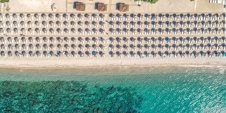 Stranden vid hotell Mitsis Blue Domes Resort & Spa i Kardamena på Kos, Grekland.