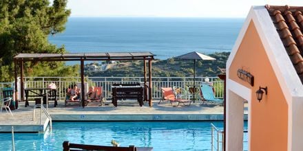 Poolområdet på hotell Mykali i Pythagorion på Samos, Grekland.