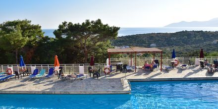 Poolområdet på hotell Mykali i Pythagorion, Samos.