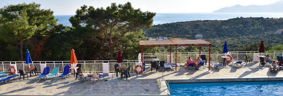 Poolområdet på hotell Mykali i Pythagorion, Samos.