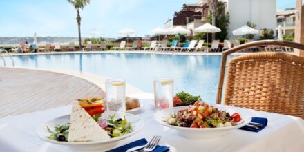Lunch i à la carte-restaurangen vid relaxpoolen på hotell Mythos Beach Resort i Afandou, Rhodos.