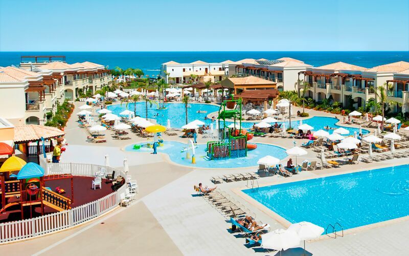 Poolområdet på hotell Mythos Beach Resort i Afandou, Rhodos.