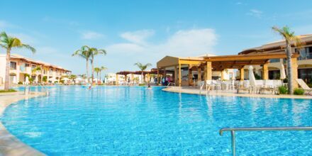 Huvudpoolen på hotell Mythos Beach Resort i Afandou, Rhodos.