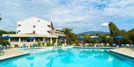 Poolområdet på hotell Livadi Nafsika i Dassia på Korfu, Grekland.