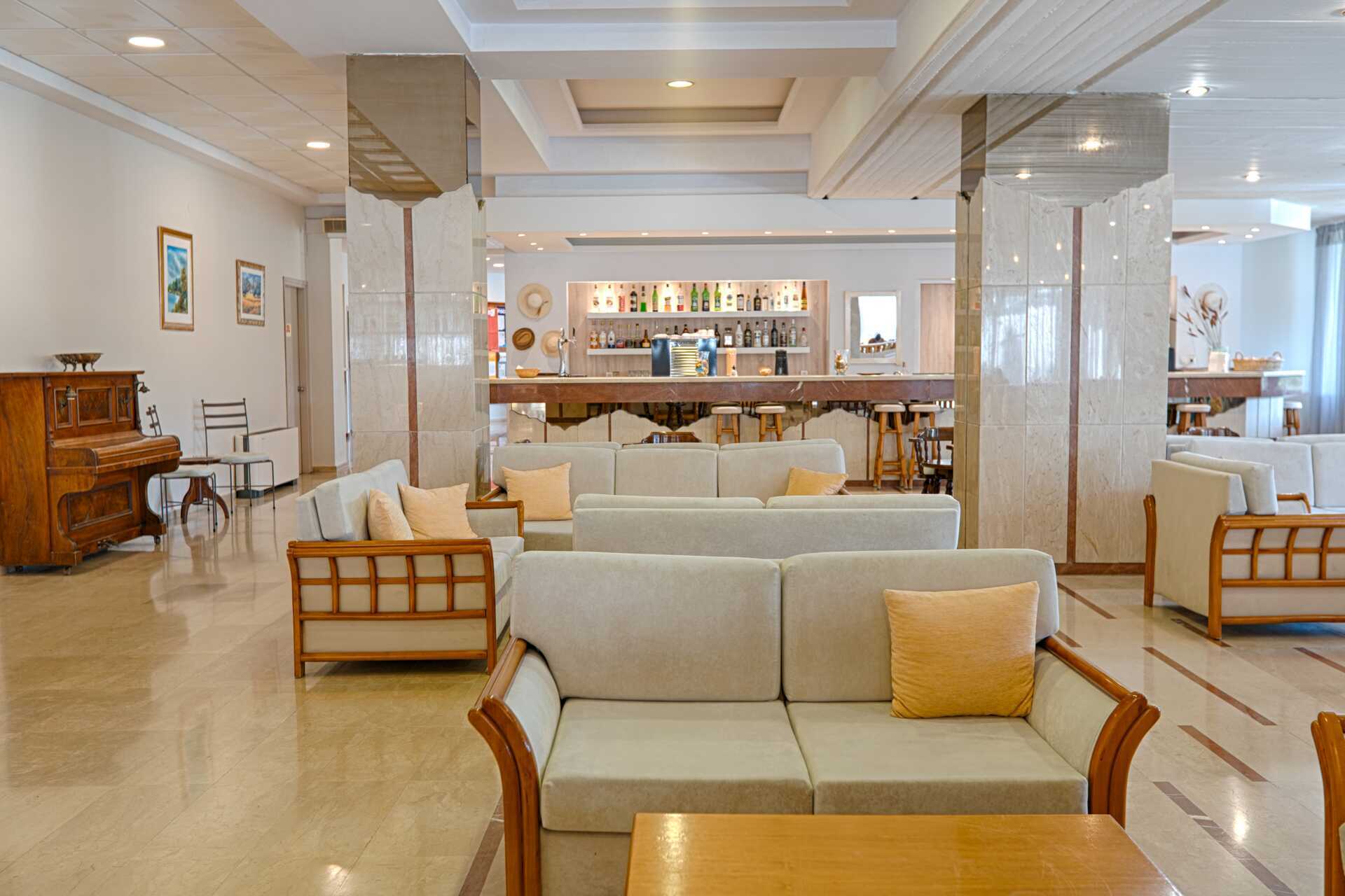Bar på hotell Livadi Nafsika i Dassia på Korfu, Grekland.