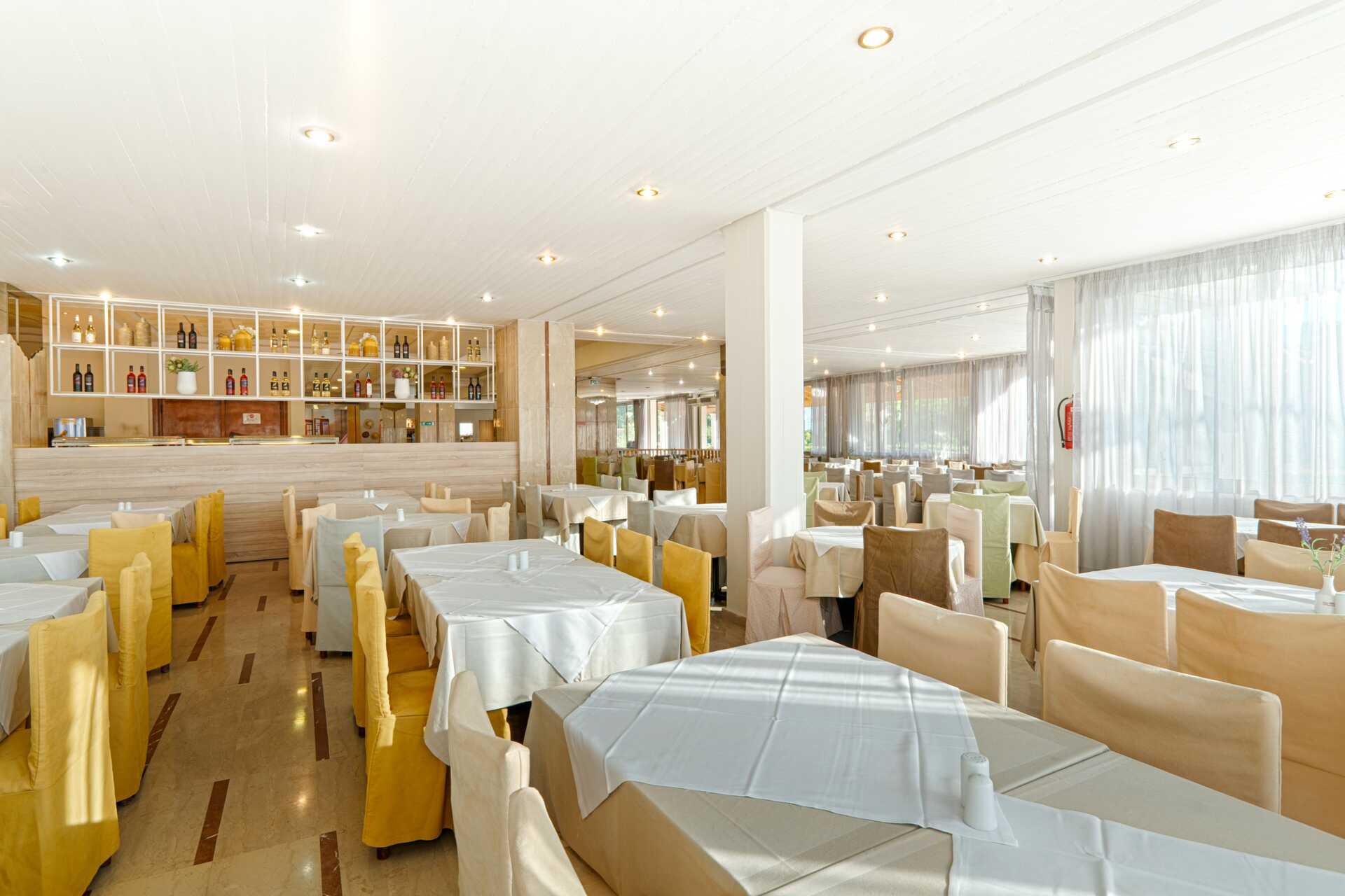 Restaurang på hotell Livadi Nafsika i Dassia på Korfu, Grekland.