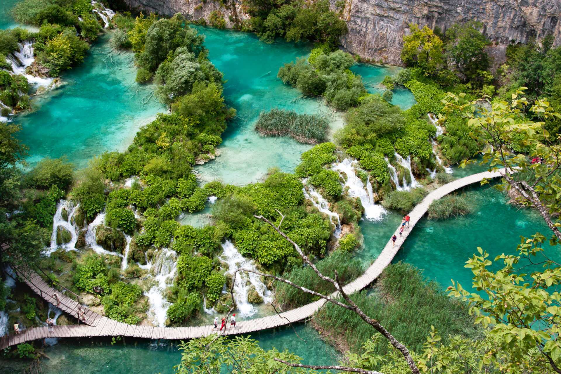 De vackra Plitvicesjöarna ligger på vägen mellan Kroatiens huvudstad Zagreb och kuststaden Zadar.