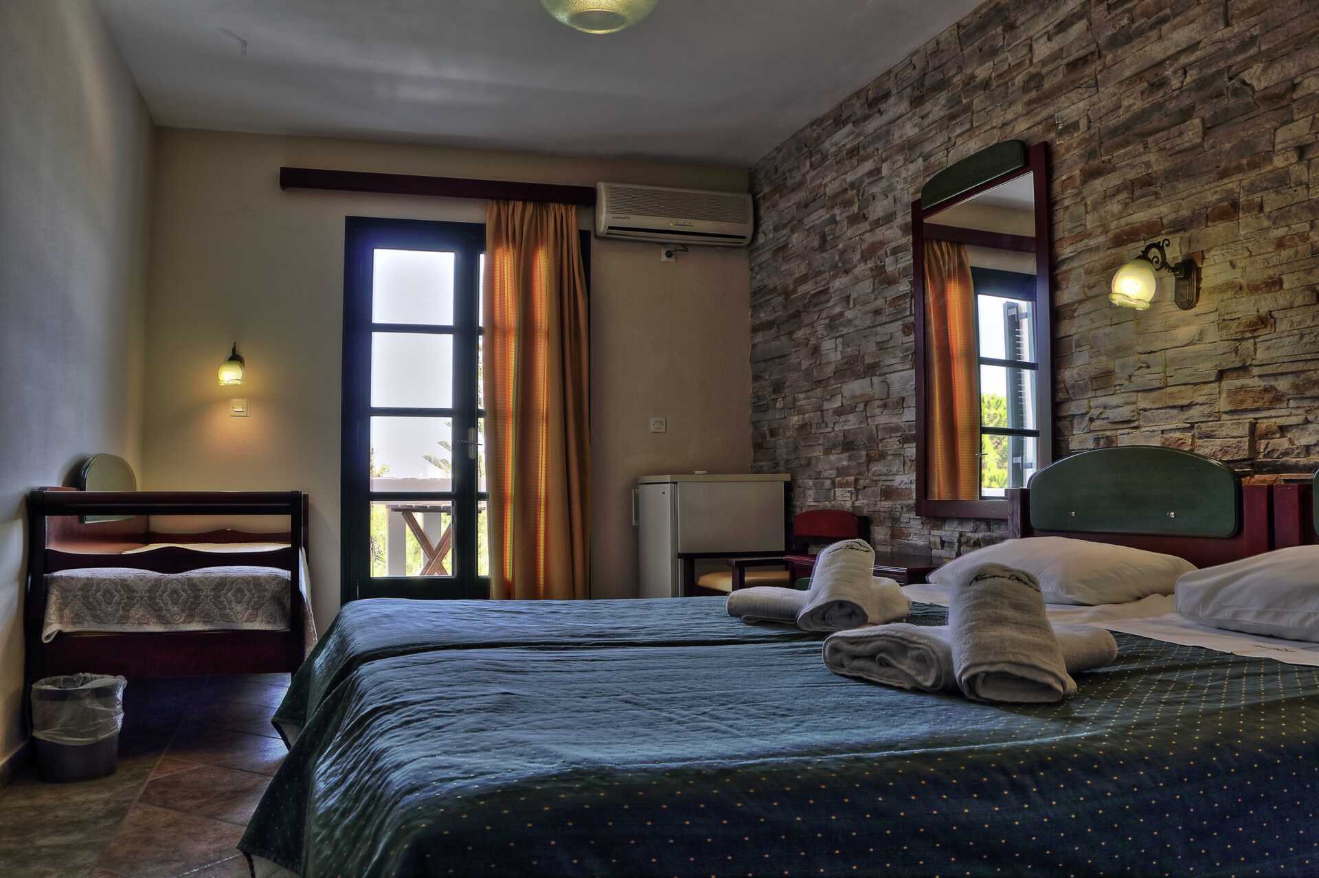 Dubbelrum på hotell Naxos Beach i Naxos stad, Grekland.