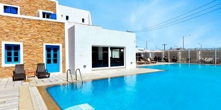Poolområde på hotell Naxos Holidays i Naxos stad, Grekland.