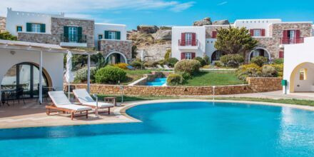 Pool vid hotell Naxos Palace i Agios Prokopios på Naxos.