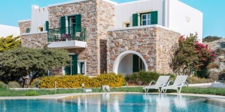 Pool vid hotell Naxos Palace i Agios Prokopios på Naxos, Grekland.
