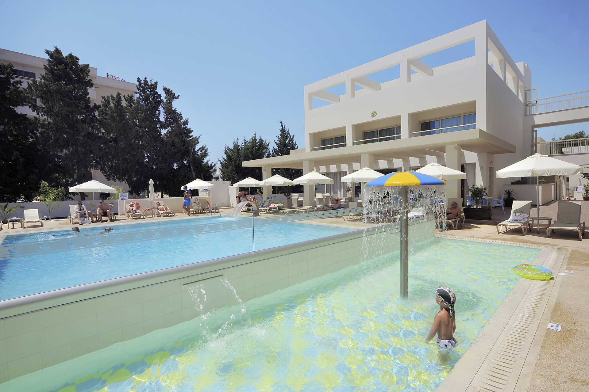 Poolområde på hotell Nelia Gardens, Ayia Napa.