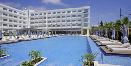 Poolområdet vid hotell Nestor i Ayia Napa, Cypern.