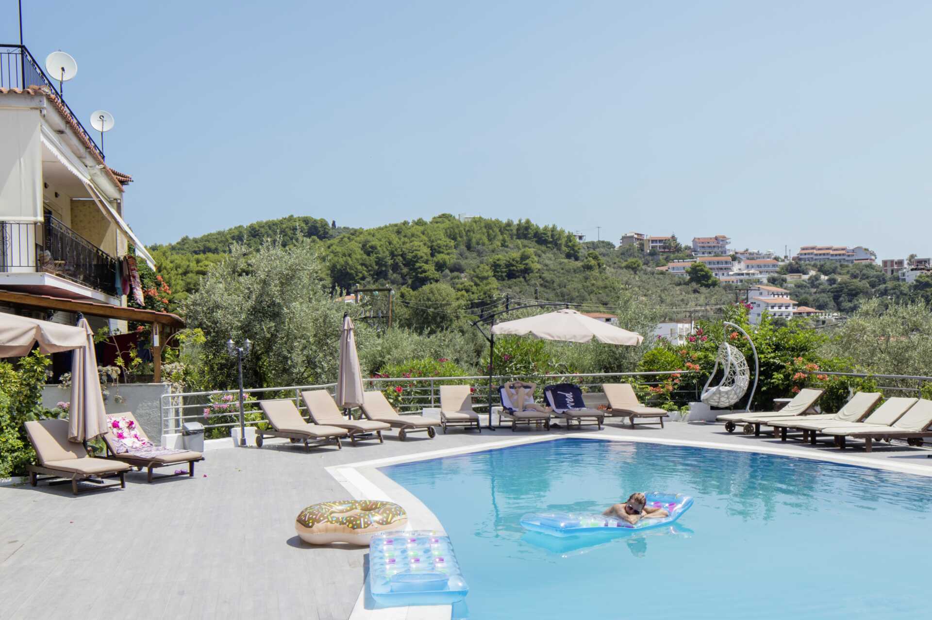 Poolområde på hotell Nicholas i Megali Ammos på Skiathos.