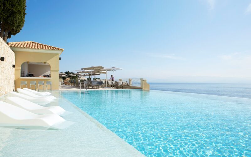 Pool och poolbaren Aquavit på hotell Marbella Nido Suite Hotel & Villas på Korfu, Grekland.
