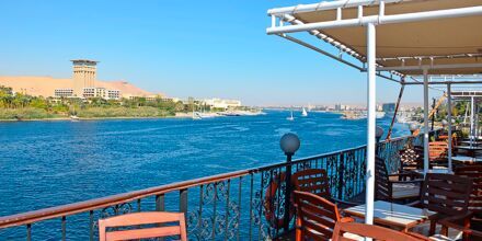 Ta en god lunch i solskenet medan du lugn flyter fram över Nilen.