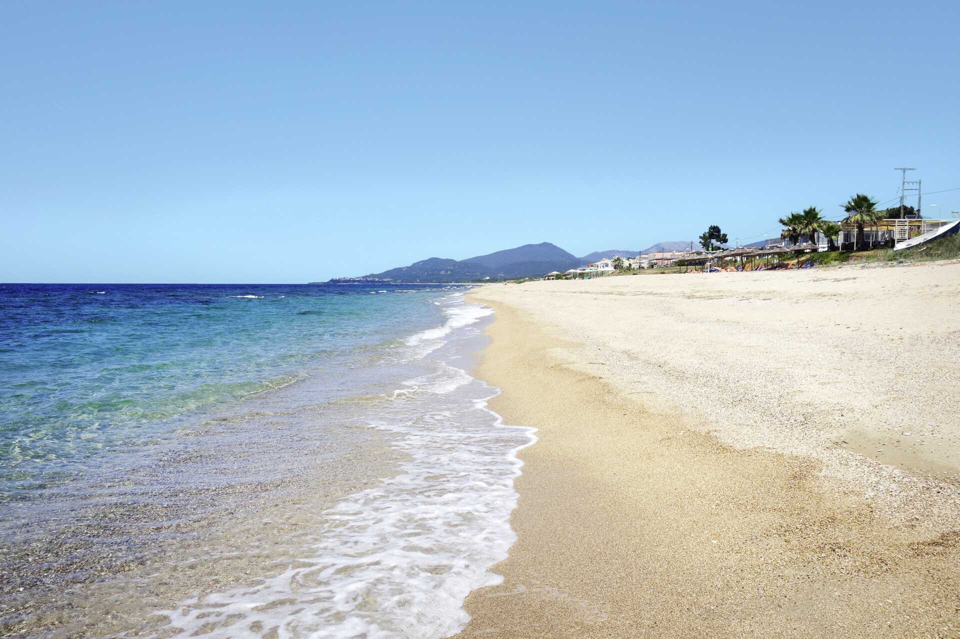Den 2 km långa stranden i Kanali, Grekland.