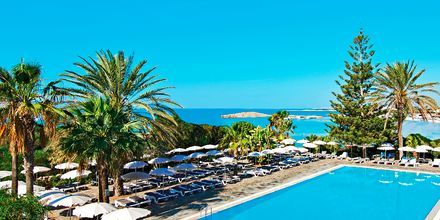 Poolområdet vid hotell Nissi Beach i Ayia Napa, Cypern.