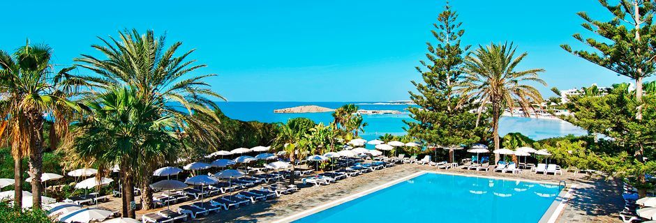 Poolområdet vid hotell Nissi Beach i Ayia Napa, Cypern.