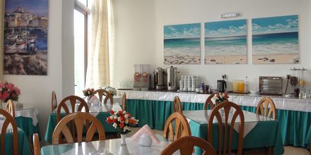 Frukostbuffé på hotell Oceanis i Karpathos stad, Grekland.