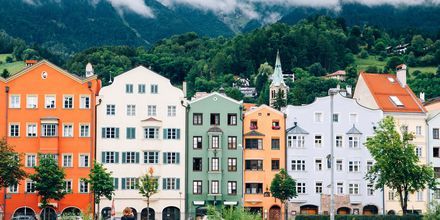Innsbruck är ett pittoreskt österrikisk stad som ligger i en dal mellan bergen.
