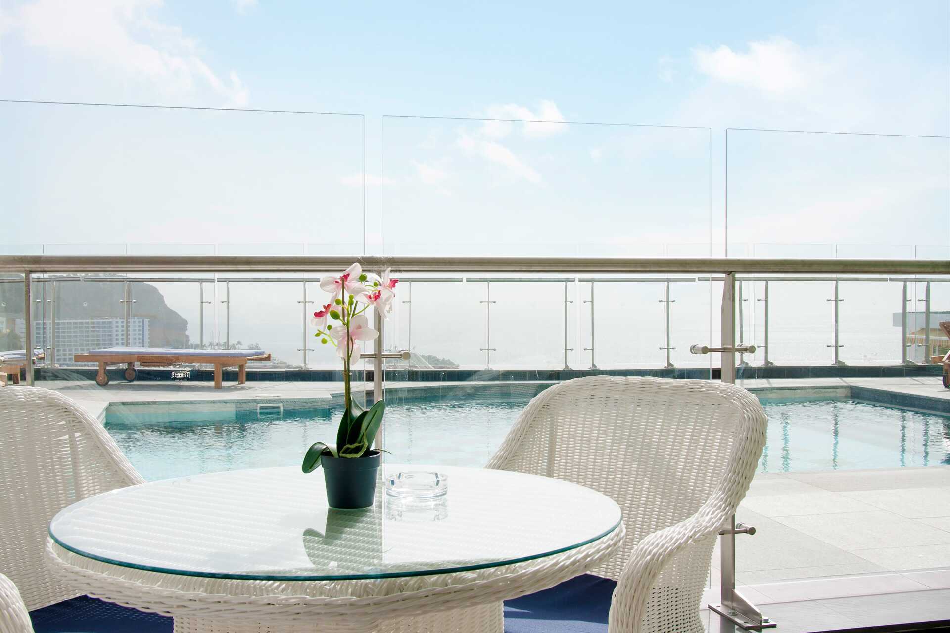 Tvårumslägenhet superior med markterrass och begränsad havsutsikt på hotell Villa Magna i Puerto Rico, Gran Canaria.
