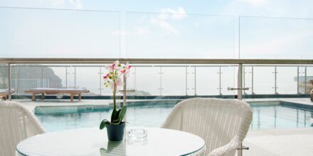 Tvårumslägenhet superior med markterrass och begränsad havsutsikt på hotell Villa Magna i Puerto Rico, Gran Canaria.