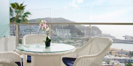 Tvårumslägenhet superior med balkong och havsutsikt på hotell Villa Magna i Puerto Rico, Gran Canaria.