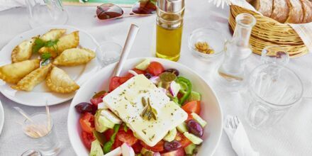 Njut av grekisk mat på semestern.