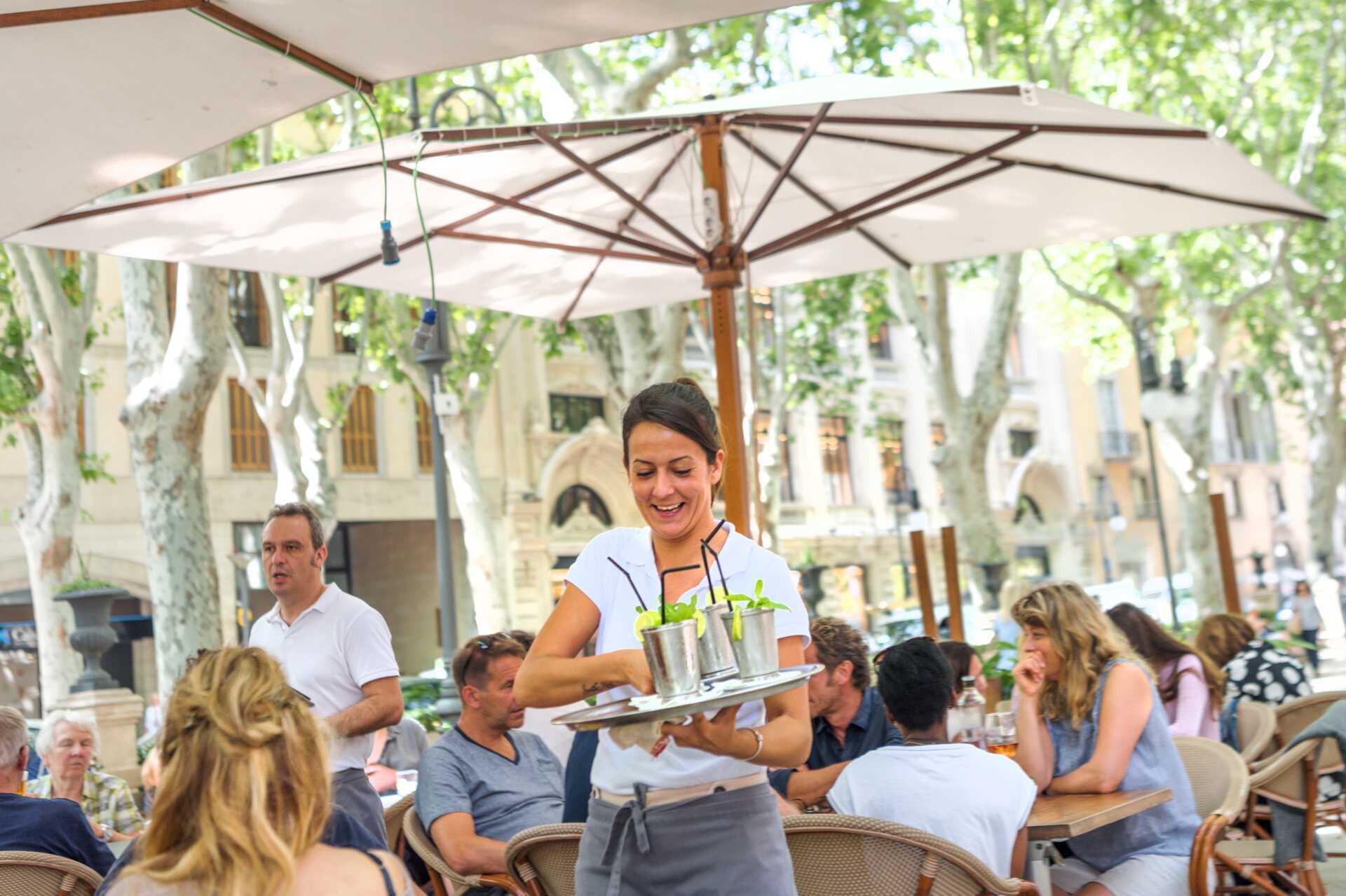 Cocktail-dags på restaurang i Palma, Mallorca, Spanien.