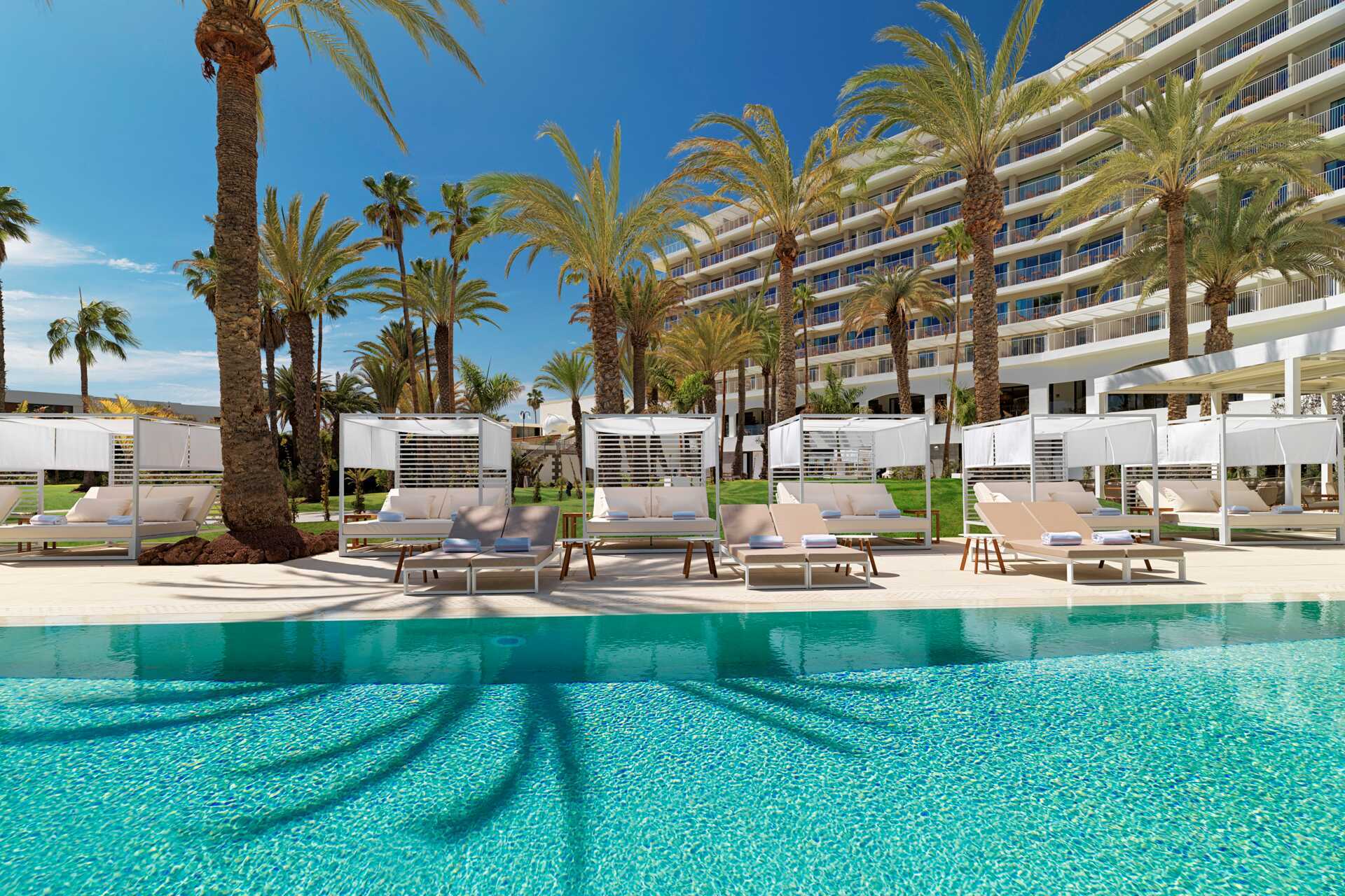 Pool för gäster som bor i juniorsvit