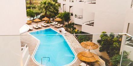 Poolområde på hotell Parasol i Karpathos stad, Grekland.
