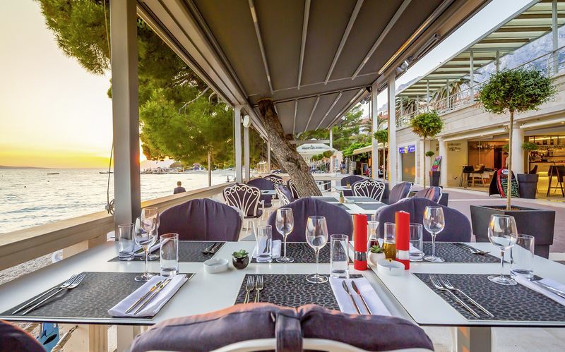 Restaurangen nere vid stranden på hotell Park i Makarska, Kroatien.