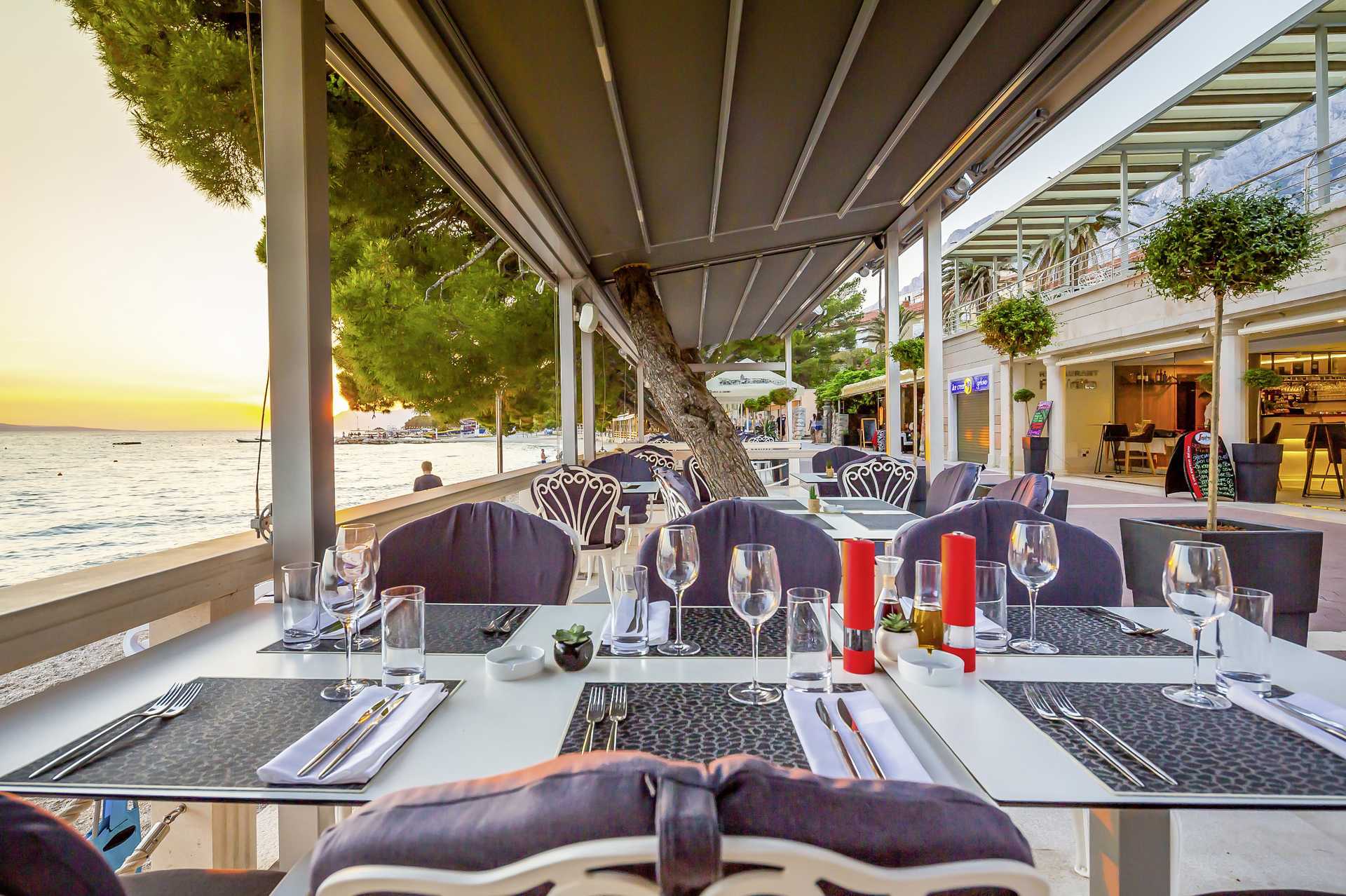 Restaurangen nere vid stranden på hotell Park i Makarska, Kroatien.