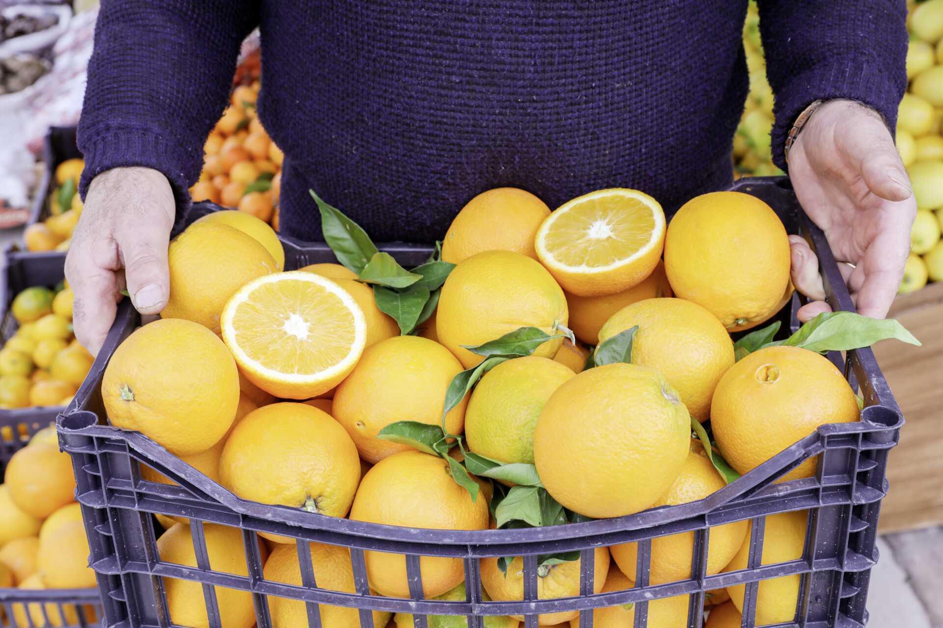 Handla färsk frukt från Kanalis supermarket.
