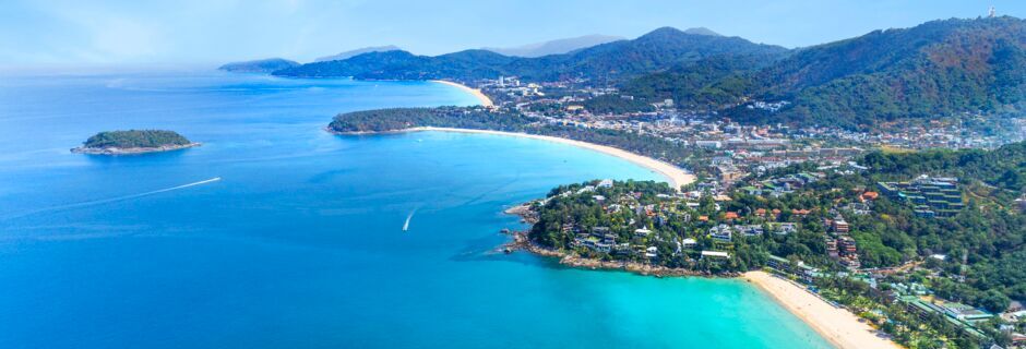 Stränderna Karon, Kata och Kata Noi Beach ligger på rad på ön Phuket i Thailand.