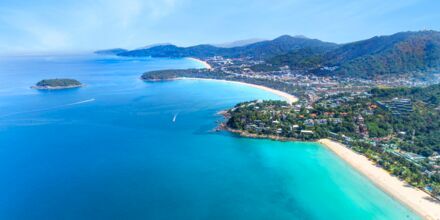 Stränderna Karon, Kata och Kata Noi Beach ligger på rad på ön Phuket i Thailand.
