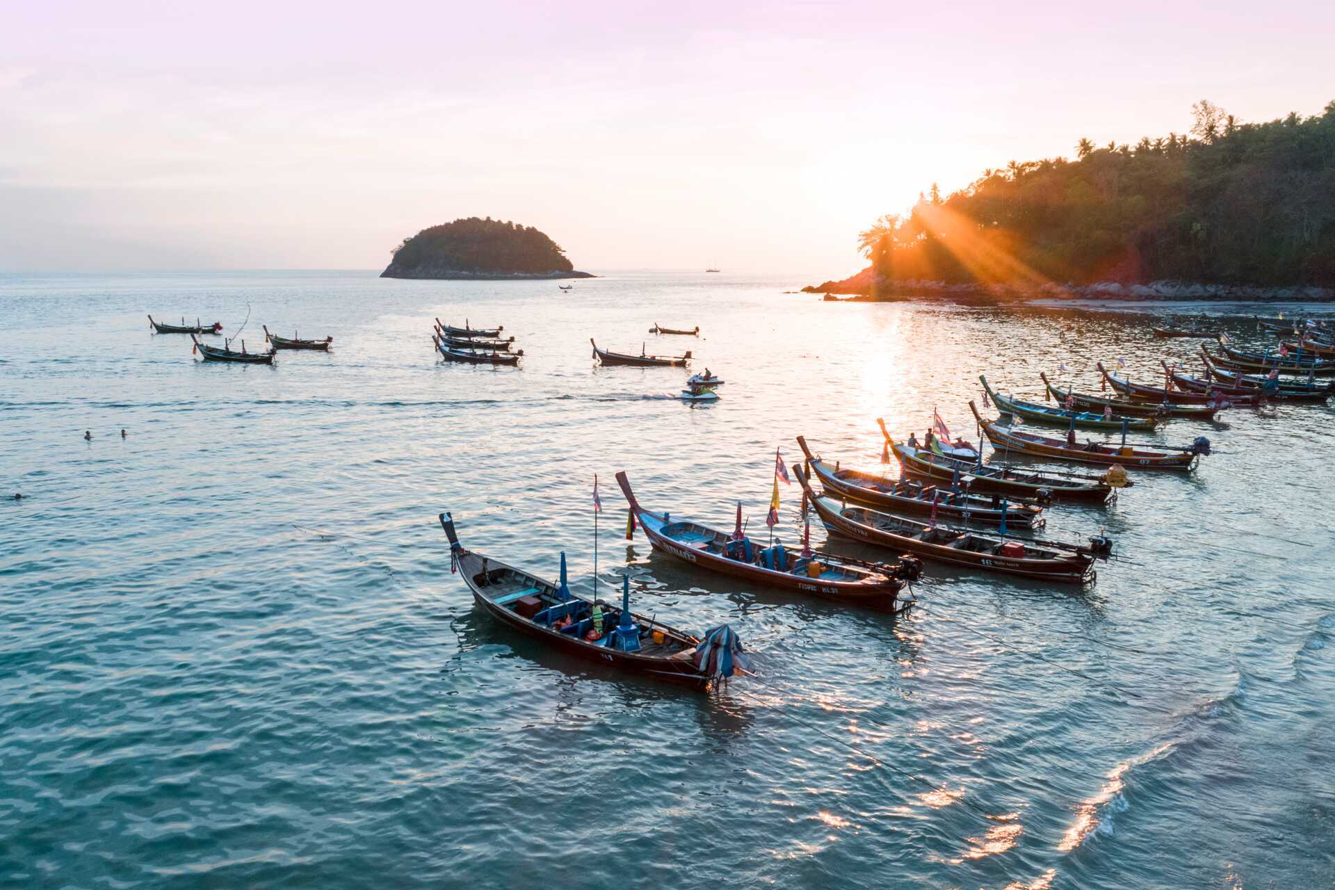 Solnedgång vid Kata Beach på Phuket i Thailand.