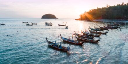 Solnedgång vid Kata Beach på Phuket i Thailand.