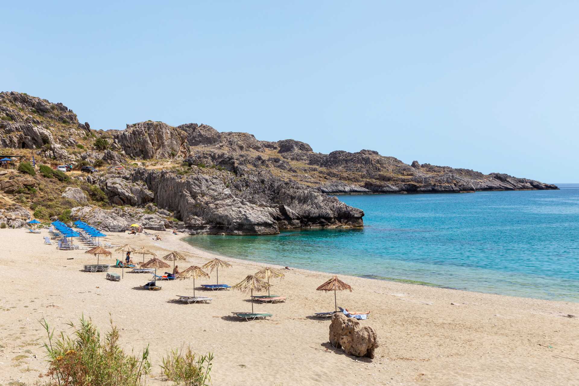 Njut av sköna dopp i det azurblå vattnet i närheten av Plakias på Kreta.