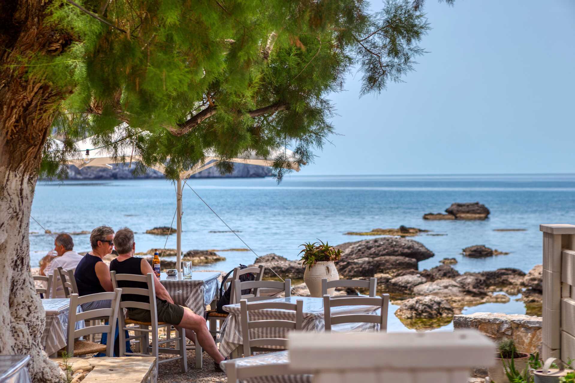 Njut av goda grekiska rätter med utsikt över Medelhavet.