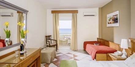 Dubbelrum med havsutsikt på hotell Platanias Mare i Platanias, Kreta.
