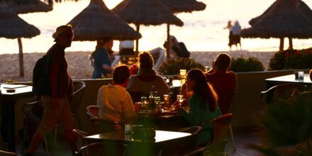 En drink i solnedgången i Playa de las Americas på Teneriffa.